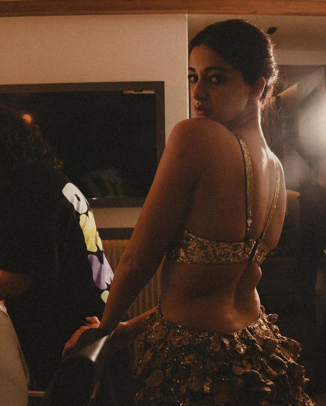 Ananya panday flaunts her back