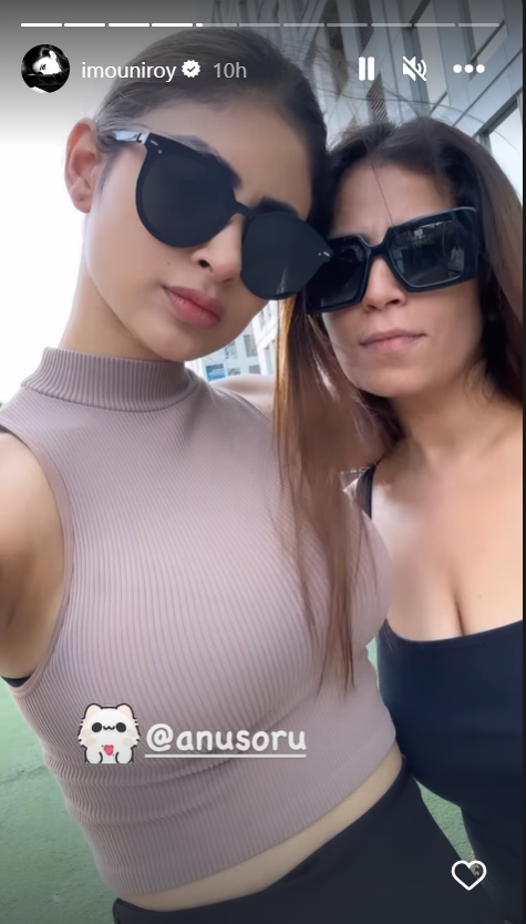 mouni roy with her friend