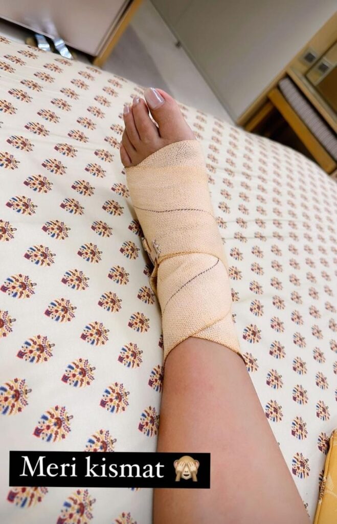 Hina khan leg injury