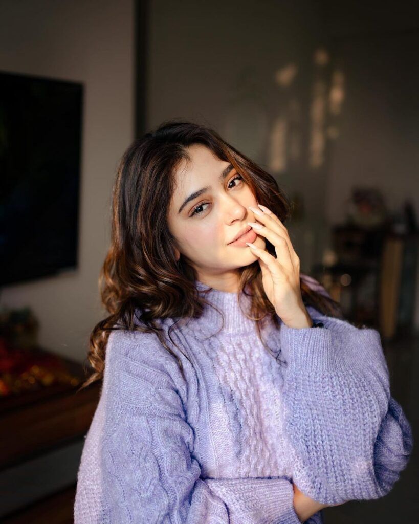 Niti Taylor Winter Fashion In Sweater On Instagram